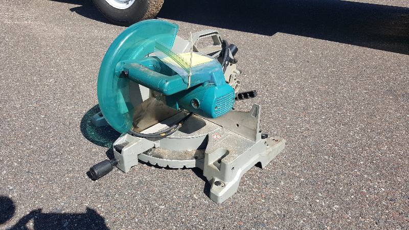 lot 4 image: Makita LS1221 12-Inch Compound Miter Saw