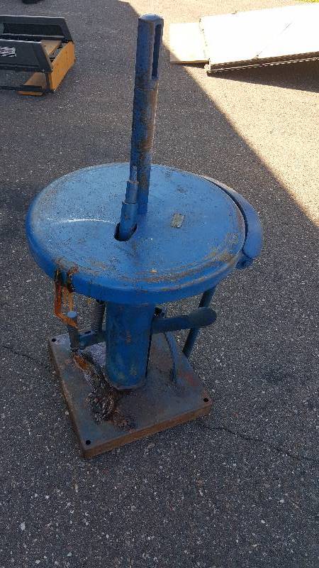 lot 19 image: Tire machine with bead breaker 
