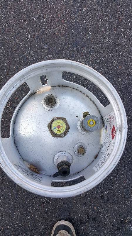 lot 29 image: Forklift  floor scrubber propane tank