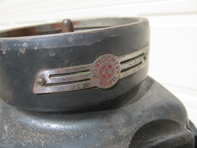 lot 340 image: Montgomery Wards Table Top Cream Separator