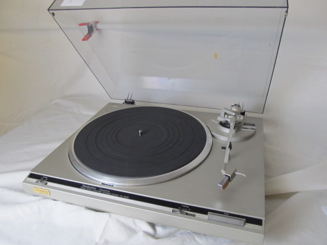 lot 7 image: Technics Turntable