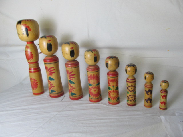 lot 40 image: Group of Vintage Wooden Chinese Dolls