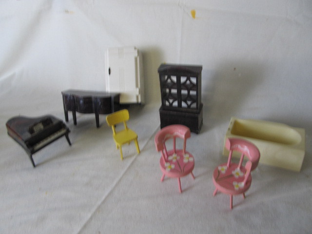 lot 48 image: Doll House Furniture