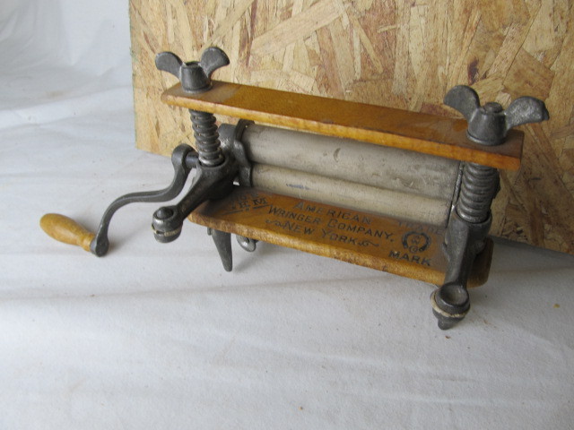 lot 30 image: Salesman Sample Wringer Washer
