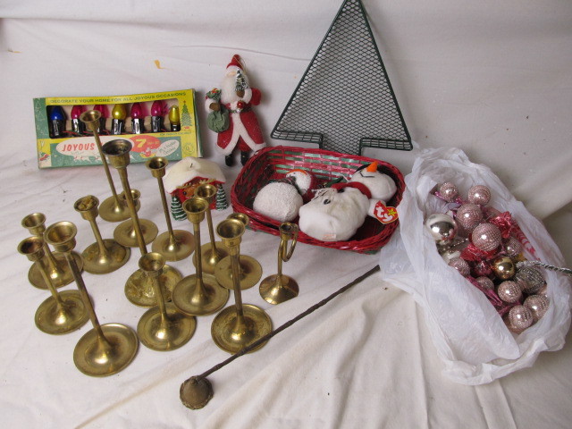 lot 60 image: Christmas Lot