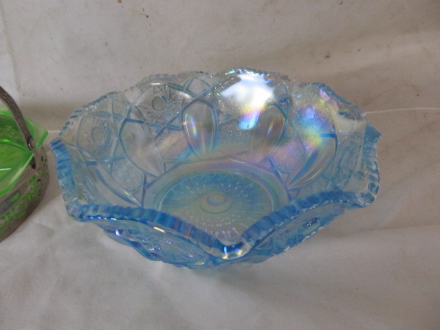 lot 127 image: Carnival & Vaseline Serving Pieces