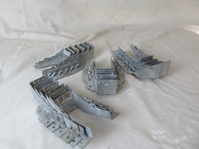 lot 130 image: Lot of Brackets - 2x4