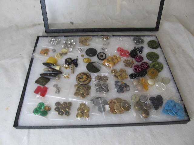 lot 152 image: High End Vintage Buttons