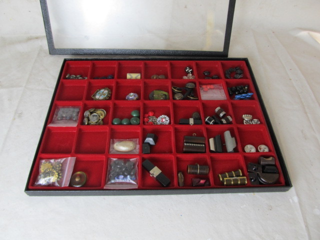 lot 153 image: High End Vintage Buttons