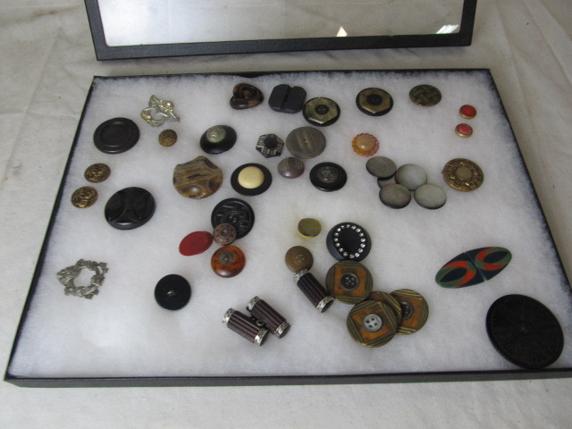 lot 154 image: High End Vintage Buttons
