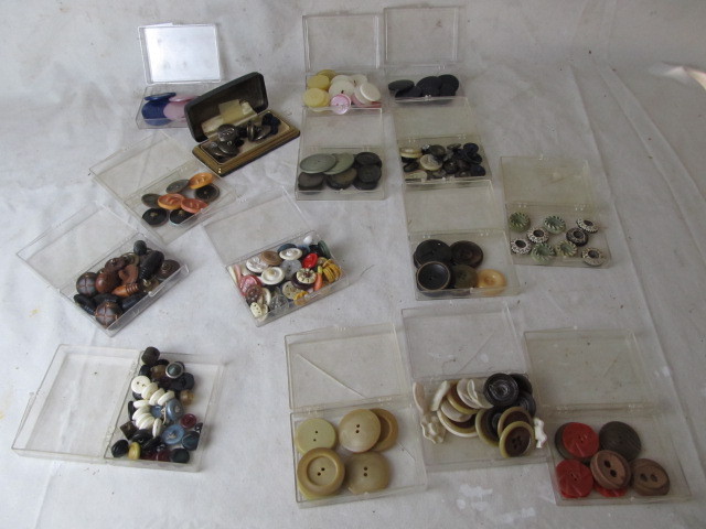 lot 155 image: Lot of Misc Vintage Buttons