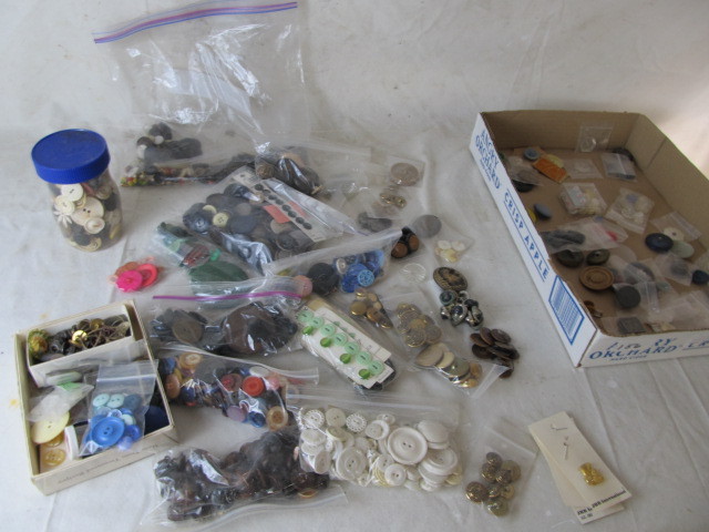 lot 156 image: Lot of Misc Vintage Buttons