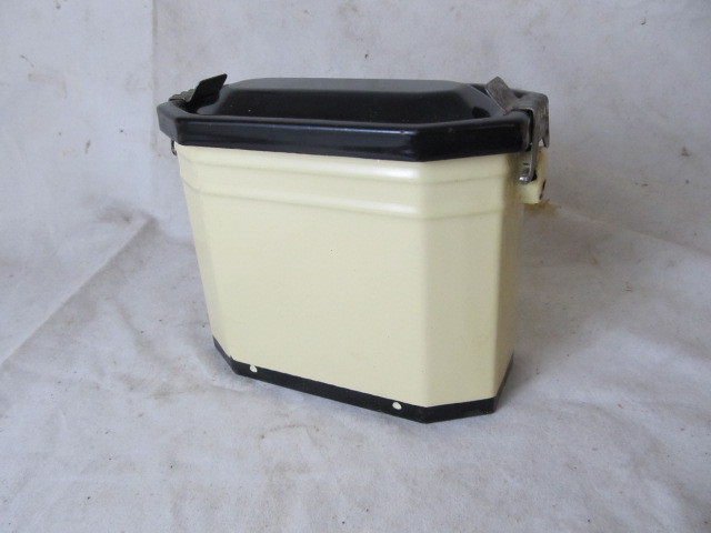 lot 175 image: Enameled Vintage Lunchbox