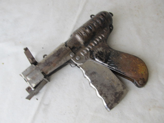 lot 195 image: Nu-matic Cap Gun