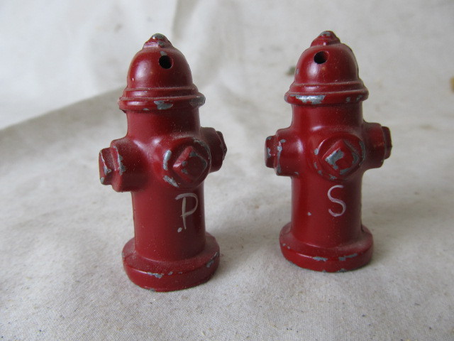 lot 198 image: Fire Hydrant Salt & Pepper Shakers