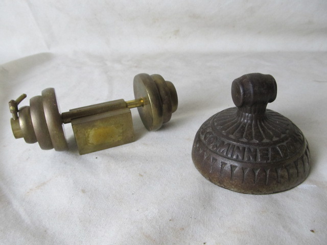 lot 224 image: Lot of Paper Weights