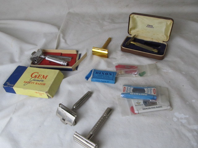 lot 240 image: Lot of Razors
