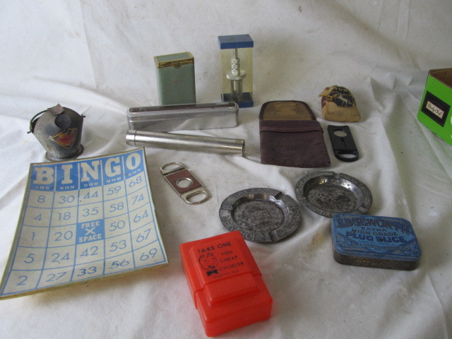 lot 256 image: Lot of Vintage Smoking Items