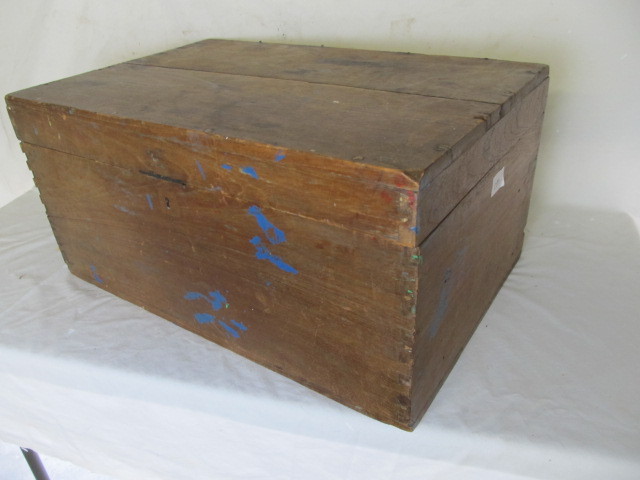 lot 285 image: Dovetailed Wooden Box