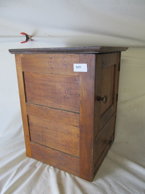 lot 343 image: Small Cabinet
