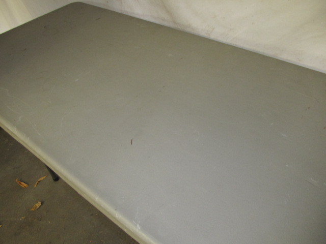 lot 332 image: 4 Folding Table