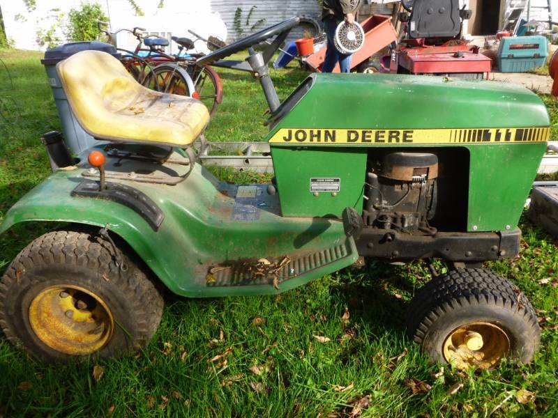 lot 2 image: John Deere Riding Lawn Mower