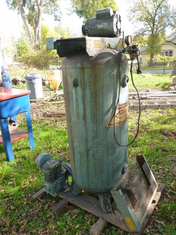 lot 8 image: Air Compressor