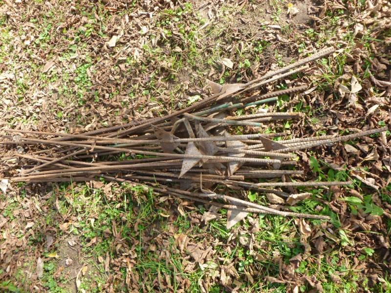 lot 14 image: Fence Posts