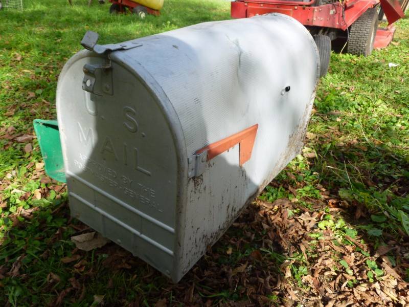 lot 17 image: Vintage Mailbox