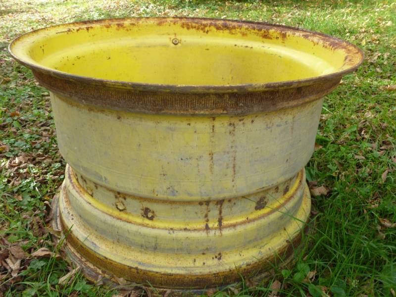 lot 26 image: Tractor Rim