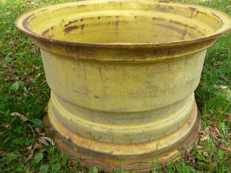 lot 27 image: Tractor Rim