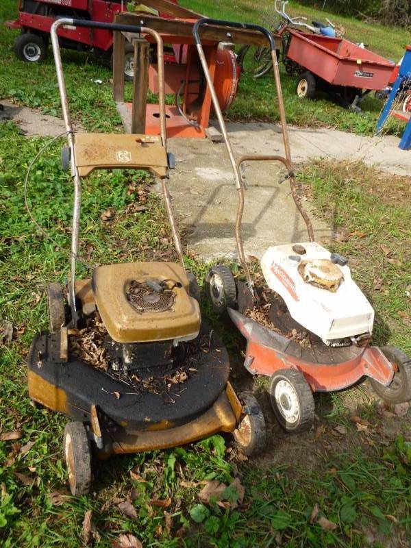 lot 33 image: Push Lawn Mower