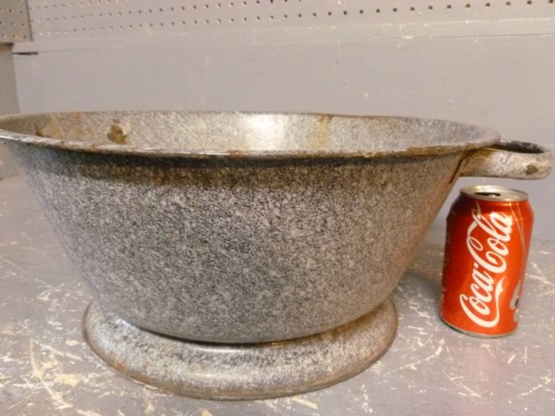 lot 44 image: Vintage Graniteware