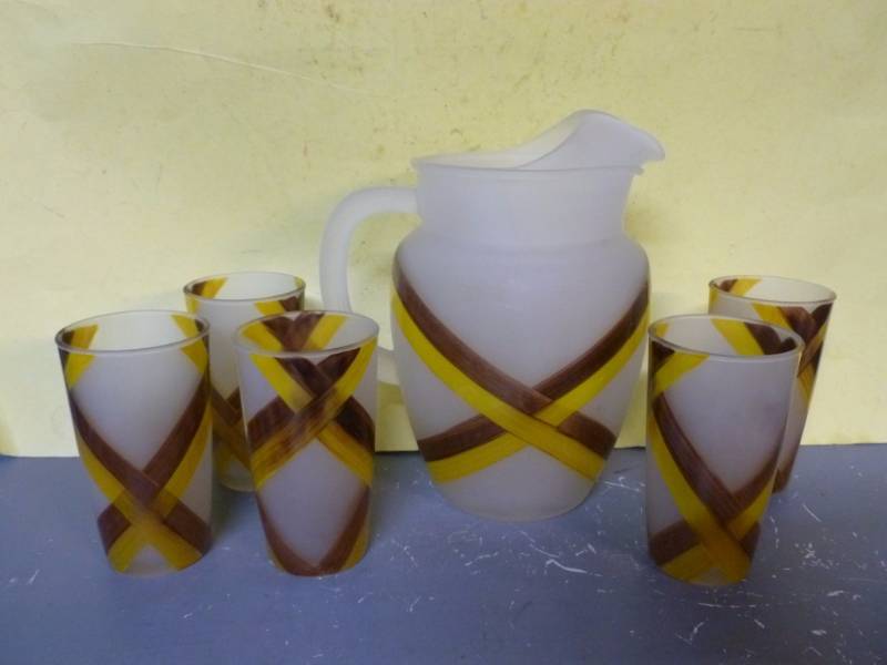 lot 53 image: Beverage Set