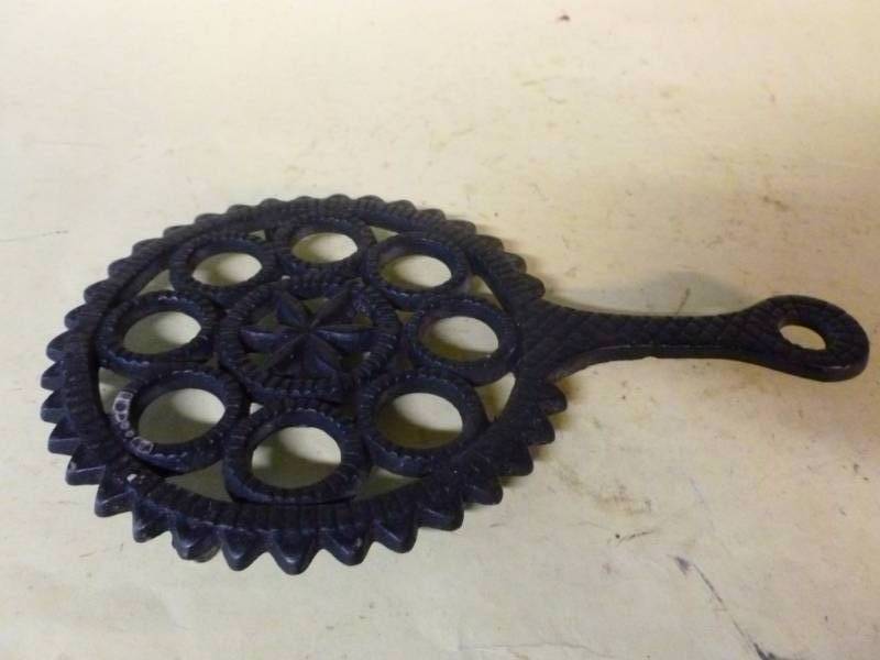 lot 77 image: Cast Iron Trivet