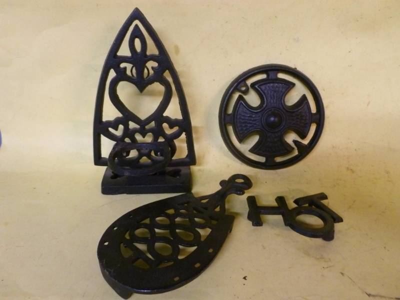 lot 97 image: Cast Iron Decorations