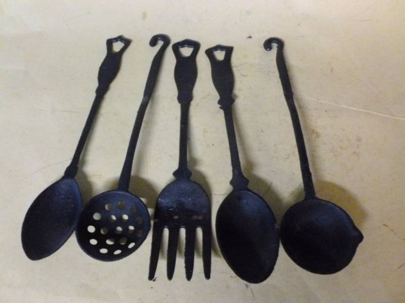 lot 101 image: Cast Iron Decoration