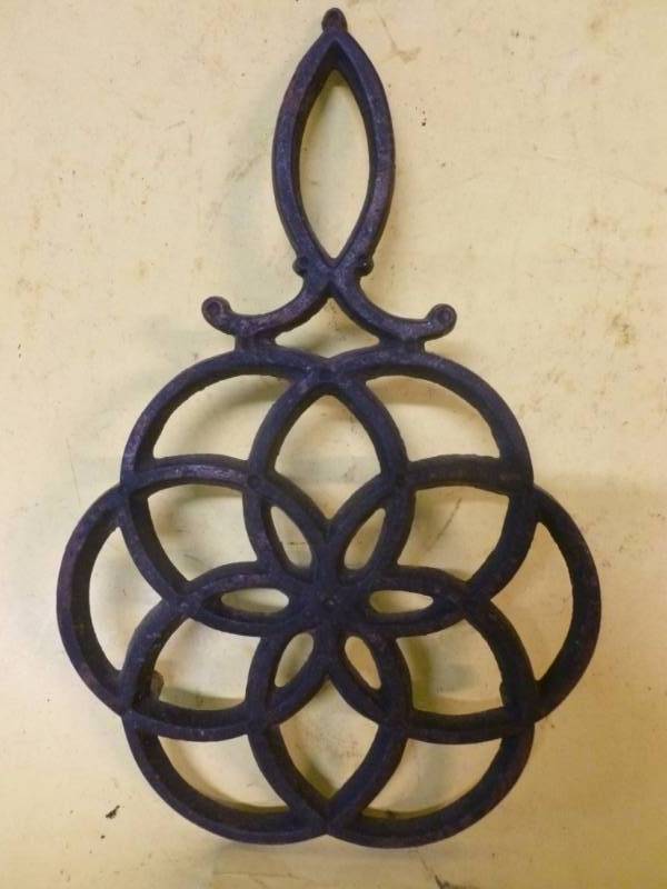 lot 104 image: Cast Iron Trivet