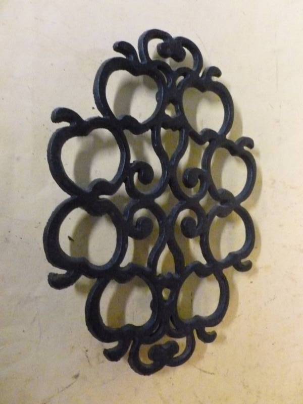 lot 105 image: Cast Iron Trivet