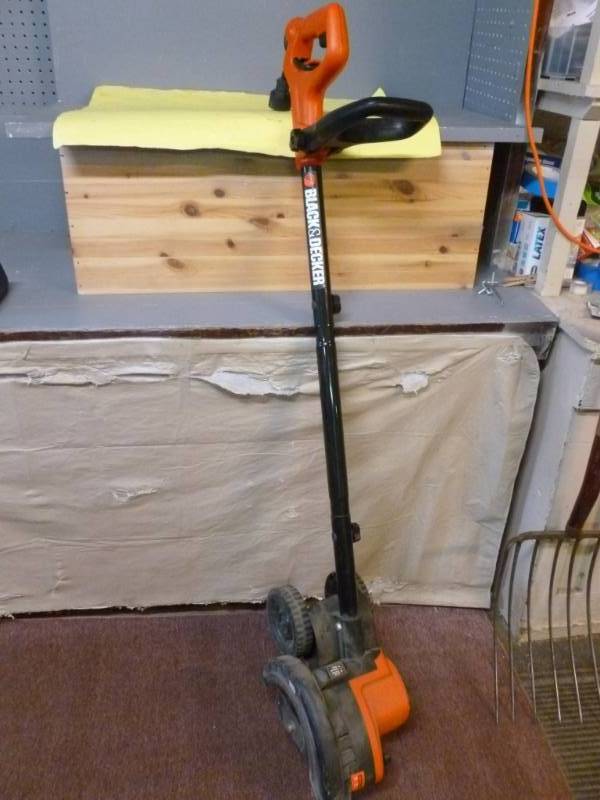 lot 126 image: Lawn Edger