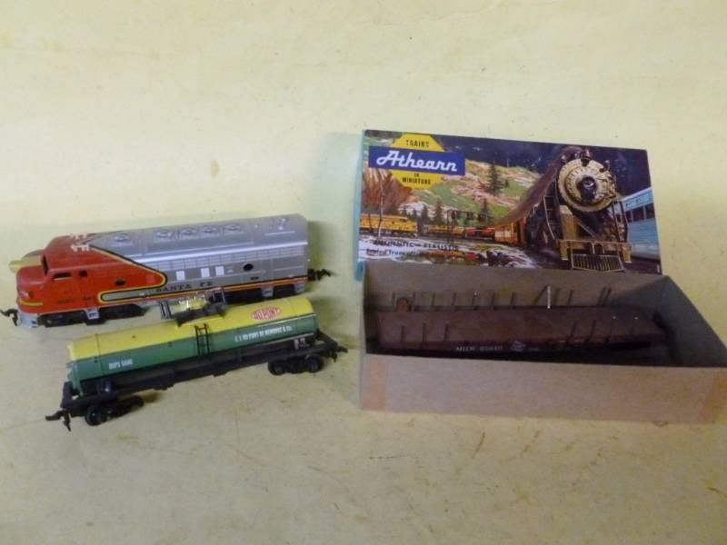 lot 144 image: HO Scale Train Cars