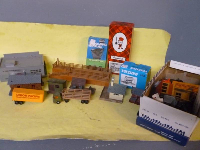 lot 151 image: HO Scale Train Set Items