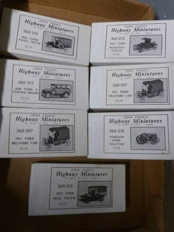 lot 152 image: HO Scale Train Set Items