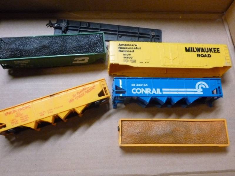 lot 172 image: HO Scale Train Cars