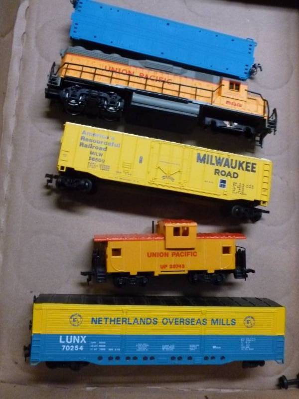 lot 174 image: HO Scale Train Cars