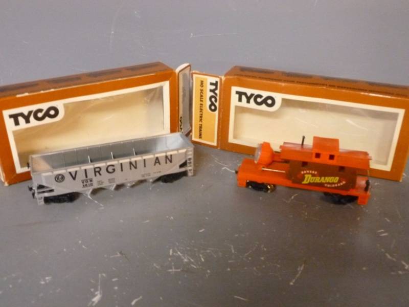 lot 176 image: HO Scale Train Cars