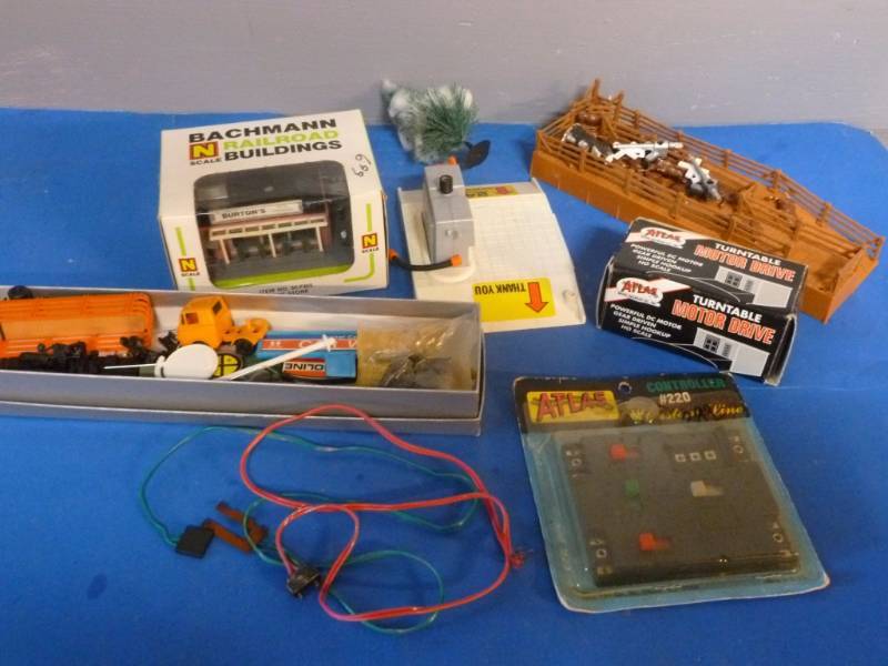 lot 177 image: HO Scale Train Set Items