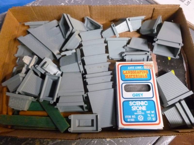 lot 190 image: HO Scale Train Set Items