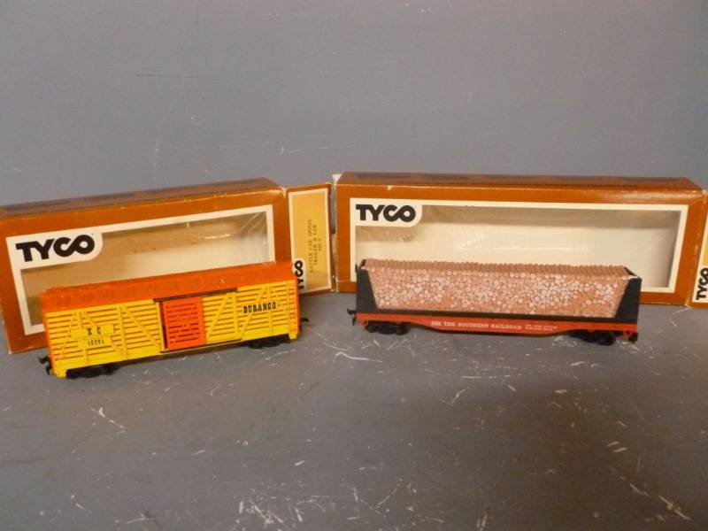 lot 191 image: HO Scale Train Cars