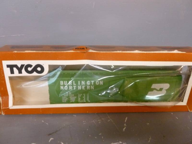 lot 194 image: HO Scale Train Cars